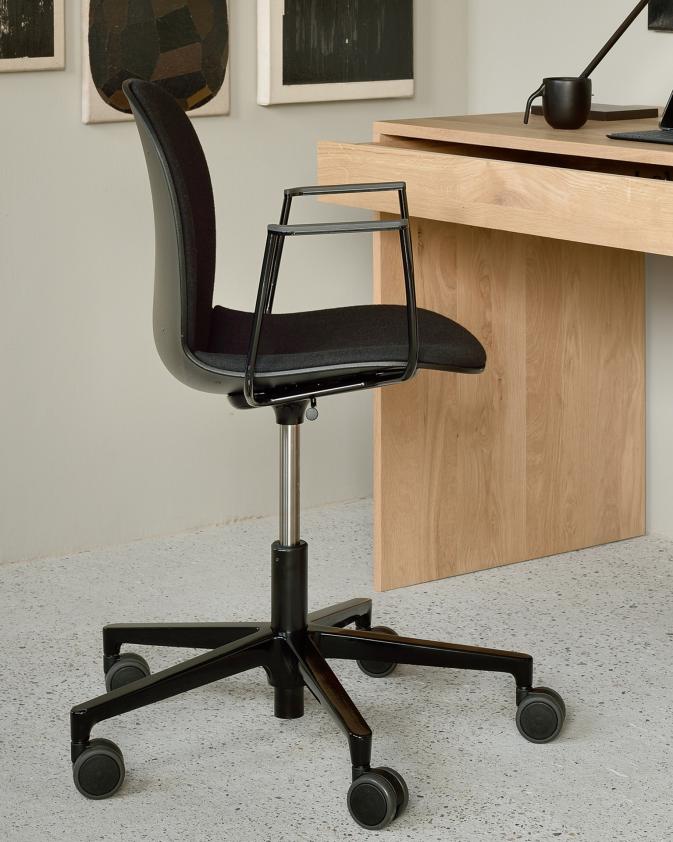 La chaise de bureau RBM Noor - avec accoudoirs - noire, Ethnicraft